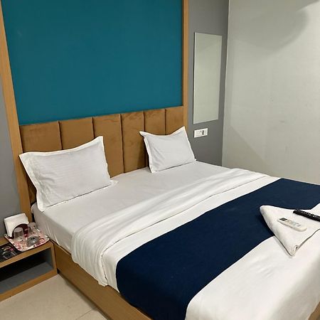 Hotel Sky Palace Adajan Surat Eksteriør billede