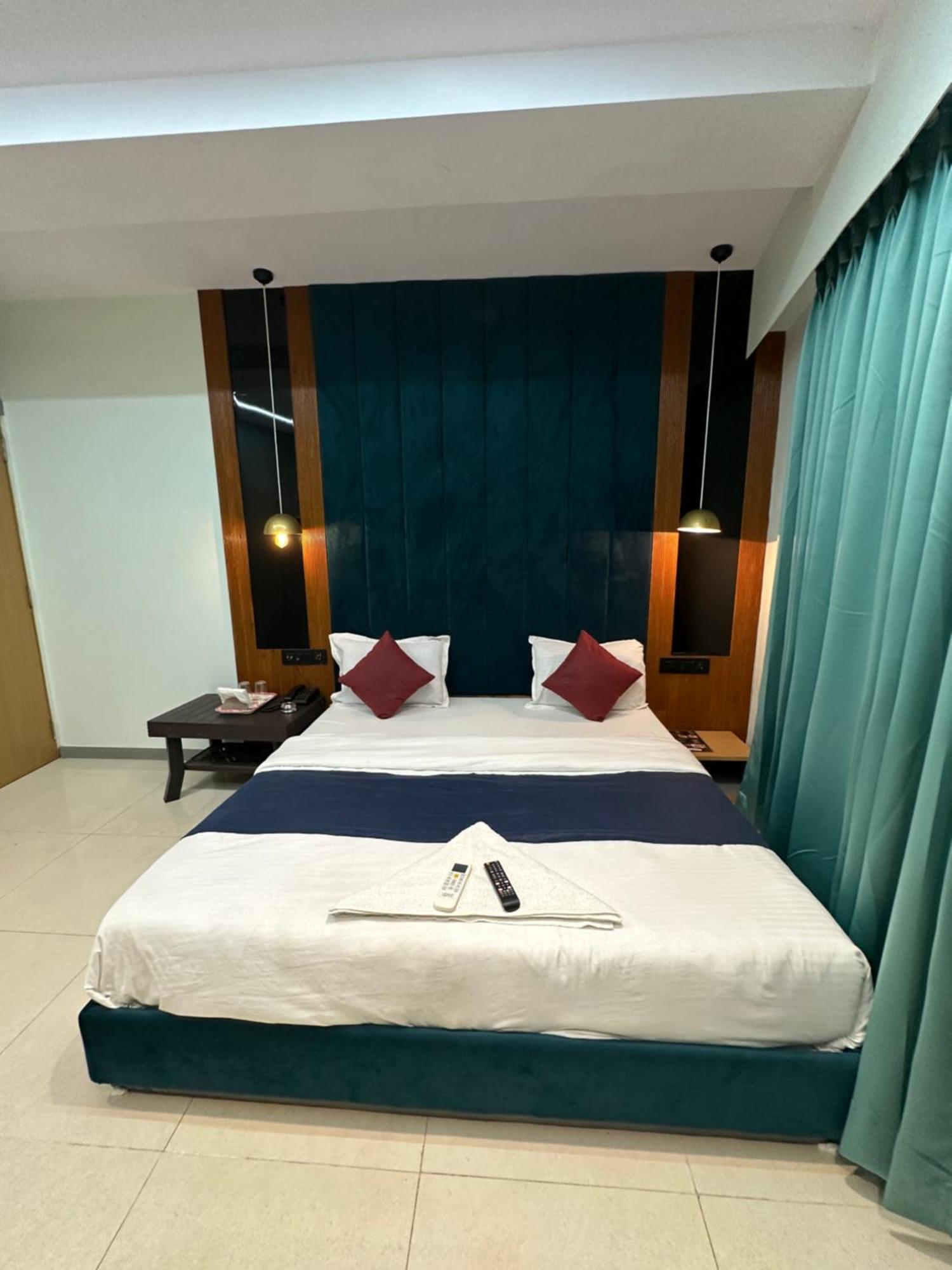 Hotel Sky Palace Adajan Surat Eksteriør billede