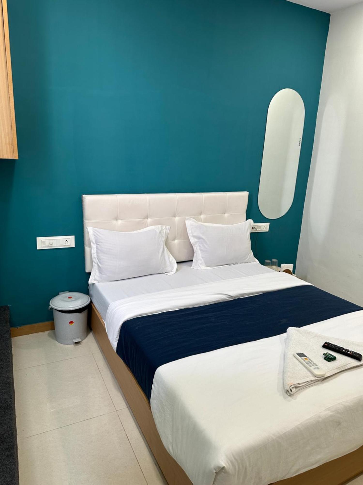 Hotel Sky Palace Adajan Surat Eksteriør billede