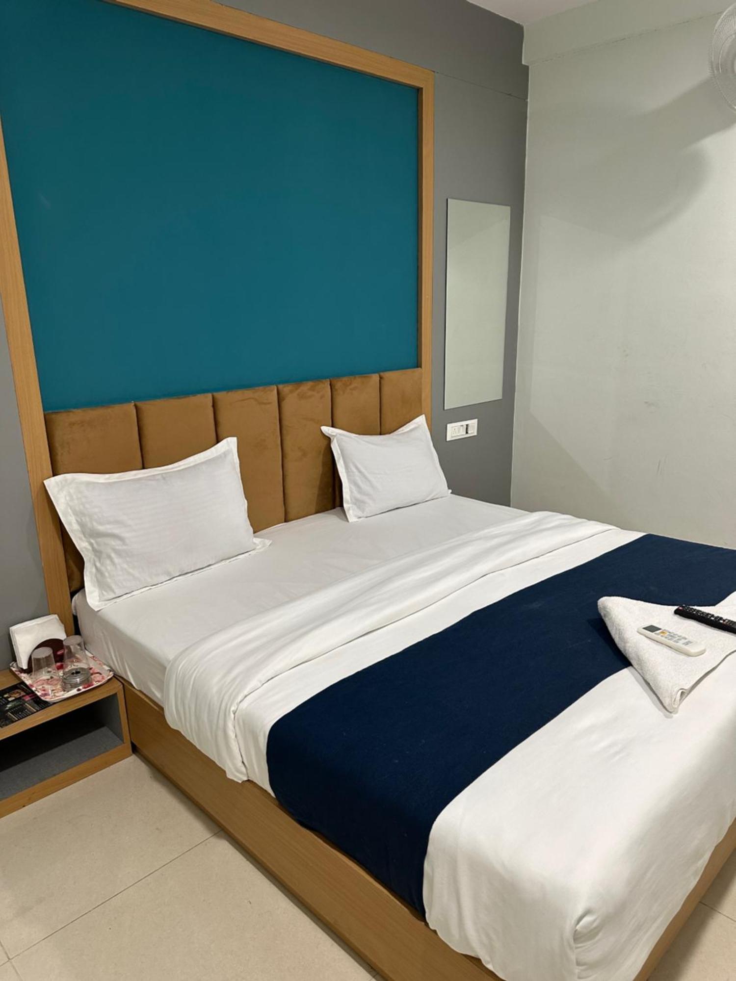 Hotel Sky Palace Adajan Surat Eksteriør billede